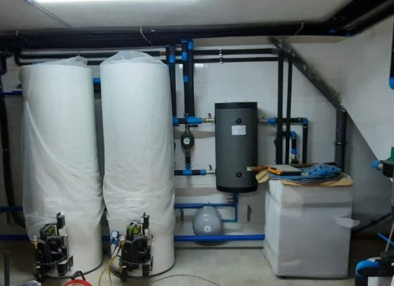 i-HOT SAHP is an energy‑saving hot water system that uses a smart combination of a heat pump and a special thermodynamic panel